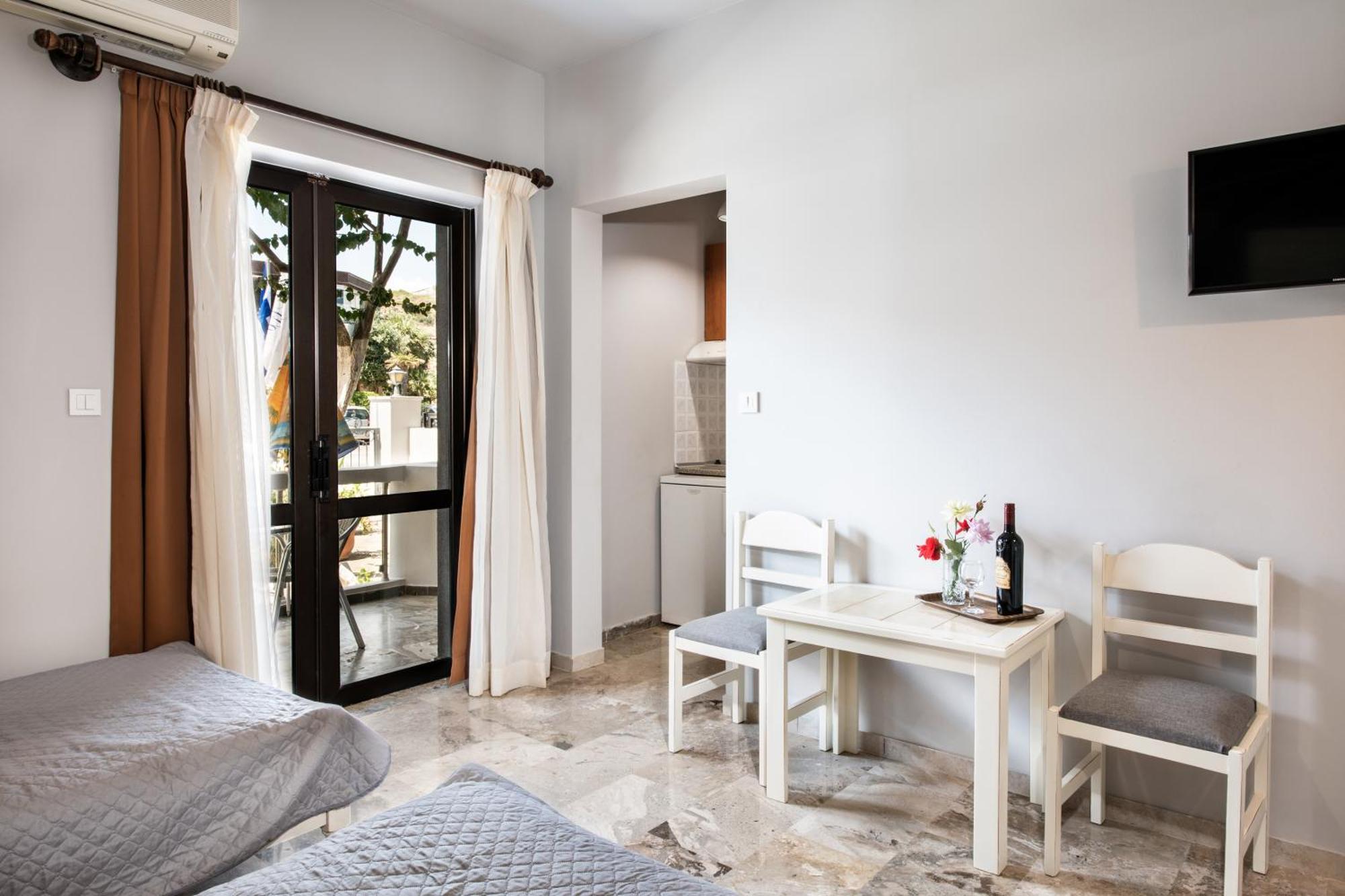 Lia Beachfront Apartments Stalós Eksteriør billede