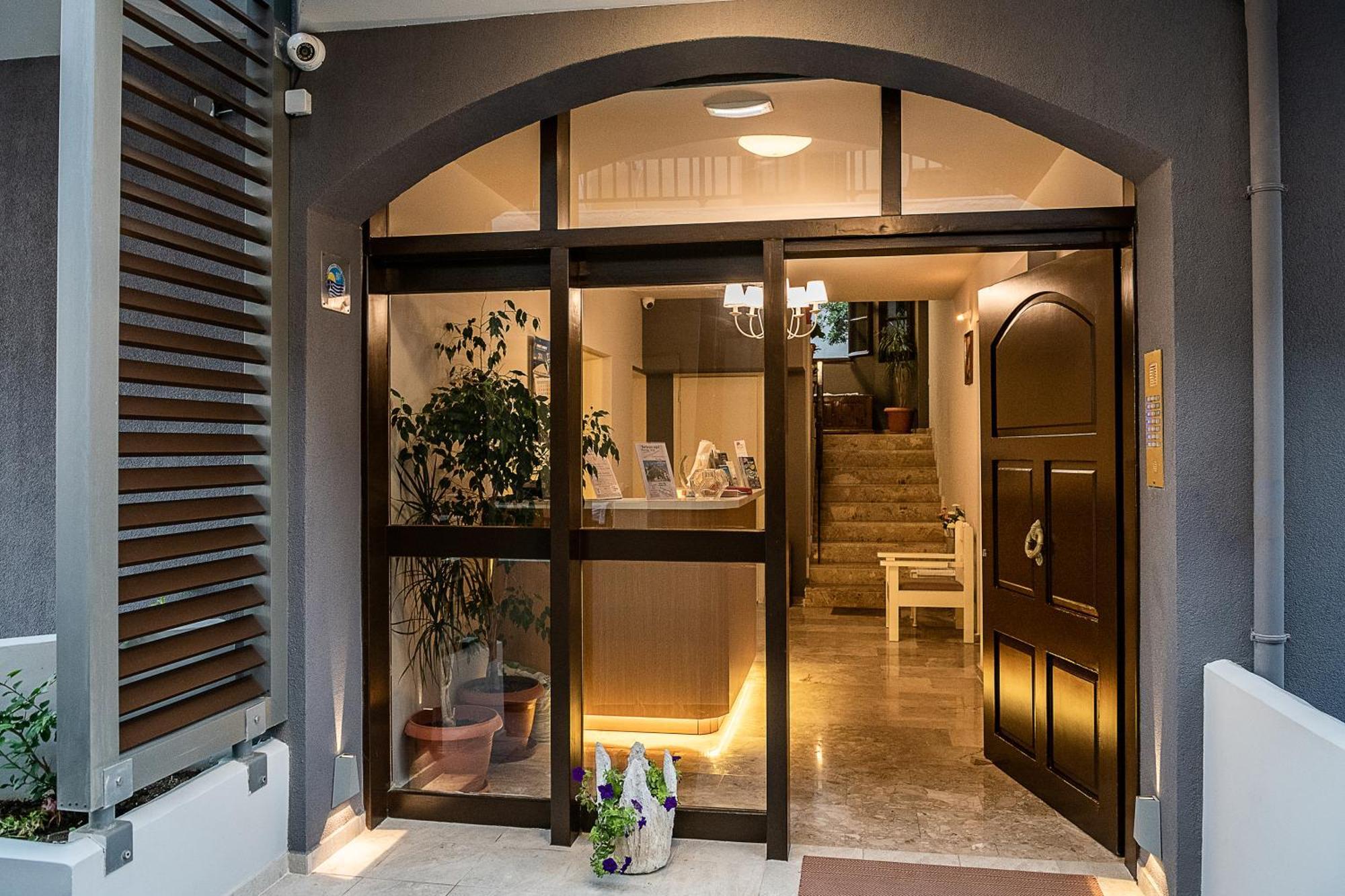 Lia Beachfront Apartments Stalós Eksteriør billede