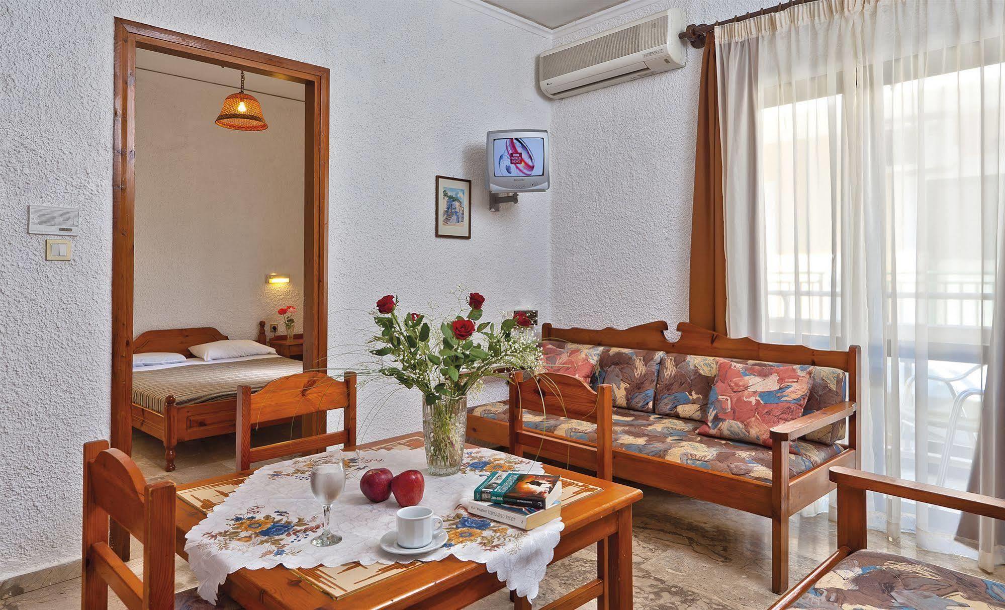 Lia Beachfront Apartments Stalós Eksteriør billede